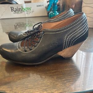 Fluevog lace up heeled shoe